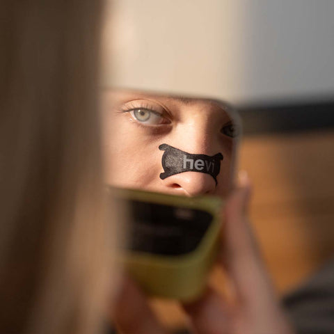 Použití pásky na nos Hevi™ Nose Strip během spánku