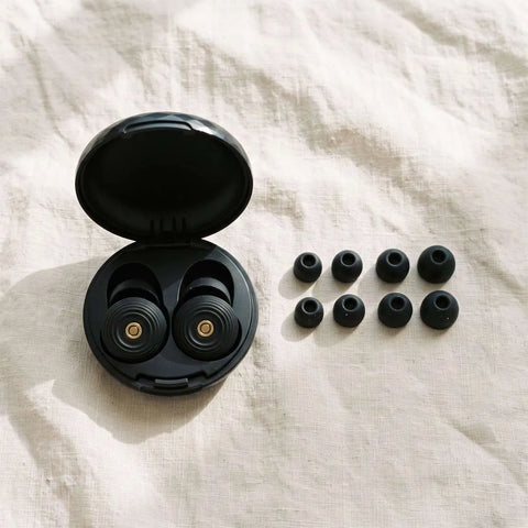 Hevi™ Silent Earplugs – obsah balení: špunty, 4 páry nástavců XS–L a pevné pouzdro