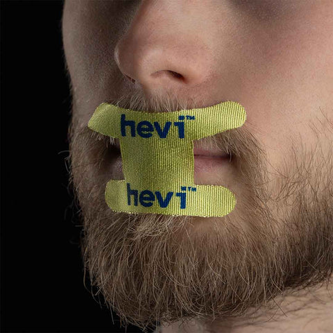 Hevi™ Tape nalepená přes ústa a bradu